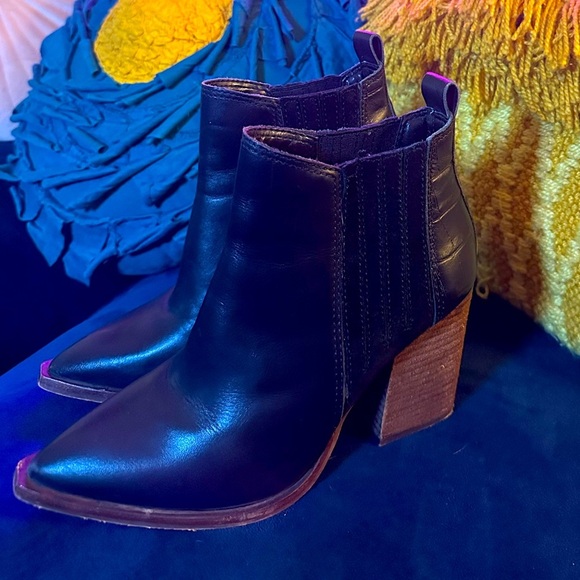 VINCE CAMUTO black booties sz 5.5 - Picture 1 of 5